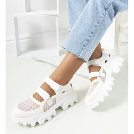 A Djurs fehér tornacipői traktortalppal 1