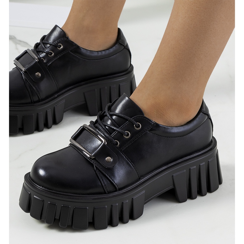 Fekete cipő traktortalpon a Sallie-tól 2