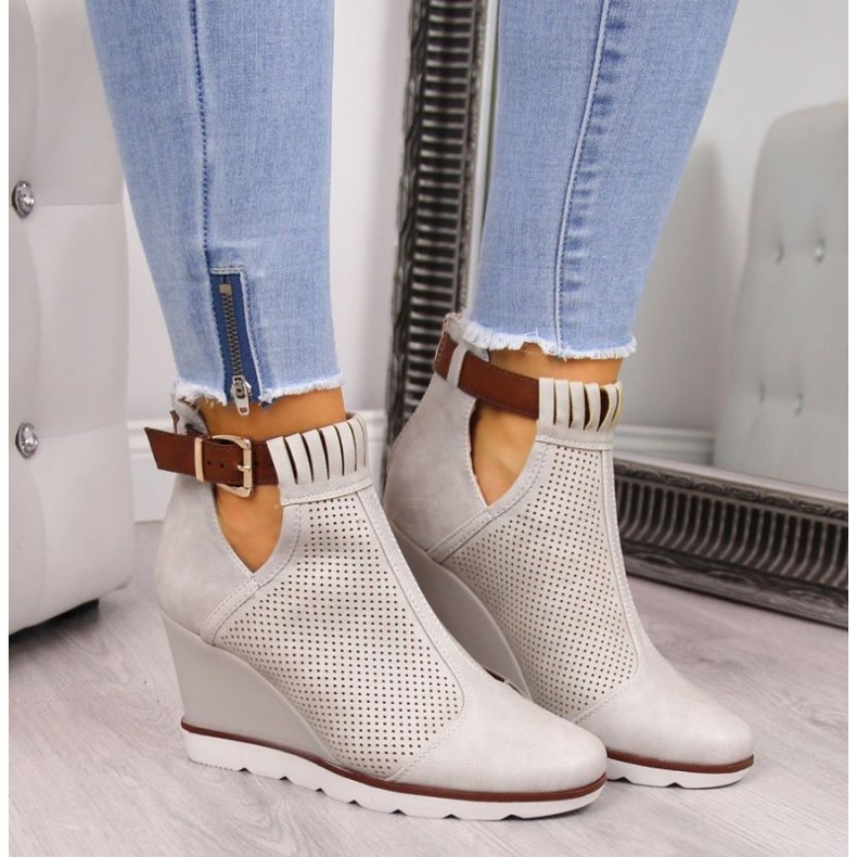 Áttört ék alakú tornacipő Filippo W PAW117A bézs 2