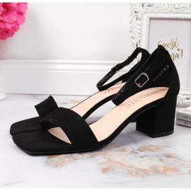 Fekete szandál a Vinceza W JAN107A poszton 2