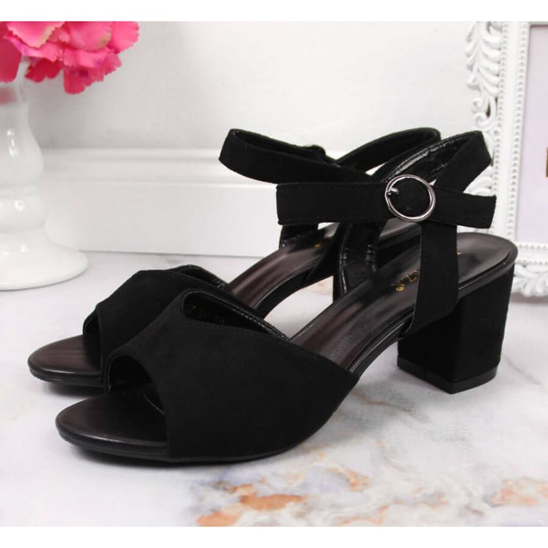 Fekete szandál a Vinceza W JAN113A poszton 2