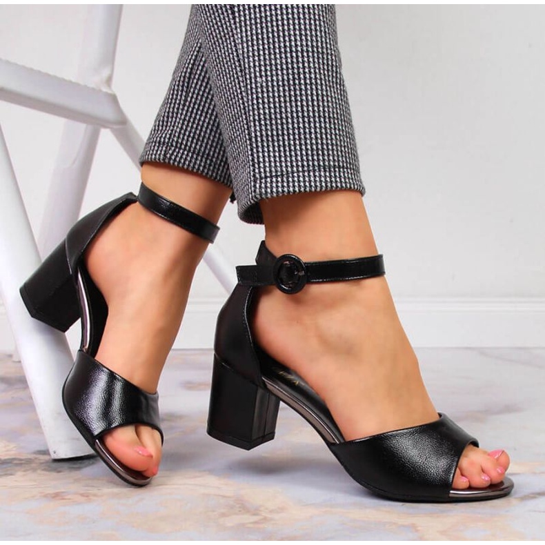 Fekete szandál a Vinceza W JAN96A poszton 2