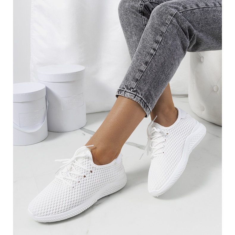 Az Amine fehér sportcipői 1