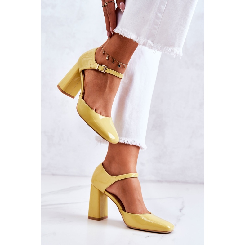 PG1 Divatos lakkozott szivattyúk egy sárga maoris bárban 2