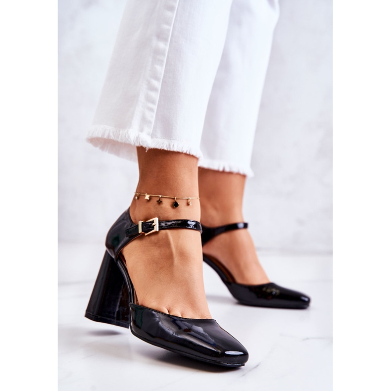 PG1 Divatos lakkozott szivattyúk egy fekete maoris bárban 2