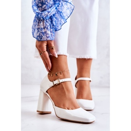 PG1 Divatos lakkozott szivattyúk egy fehér maoris bárban 1