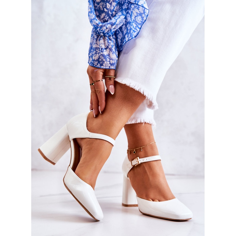 PG1 Divatos lakkozott szivattyúk egy fehér maoris bárban 2