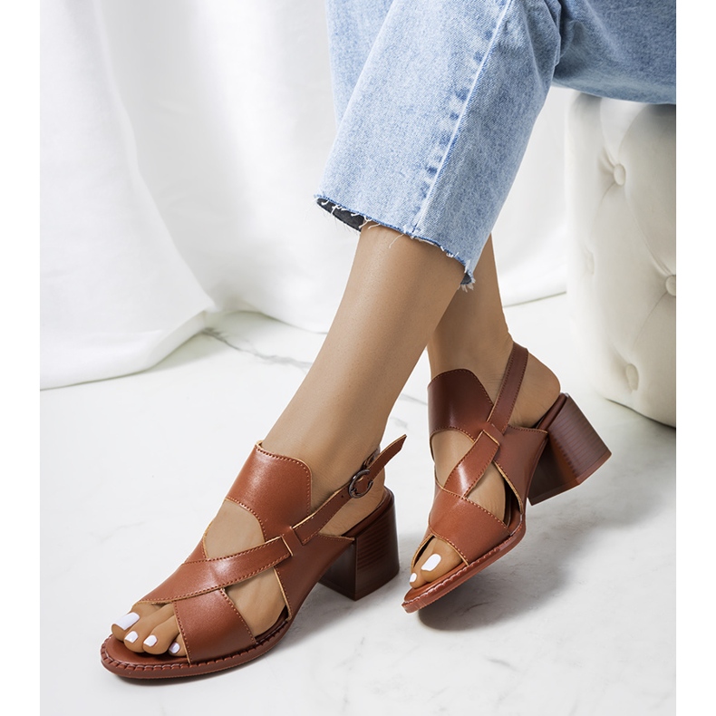 Barna bőr szandál a Destina poszton 1