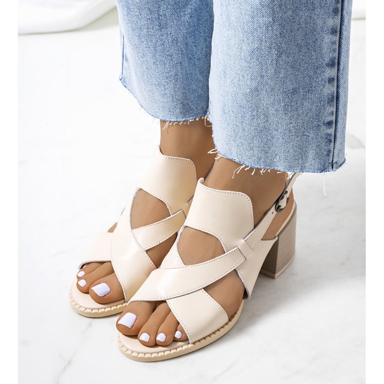 Bézs bőr szandál a Destina postán 1