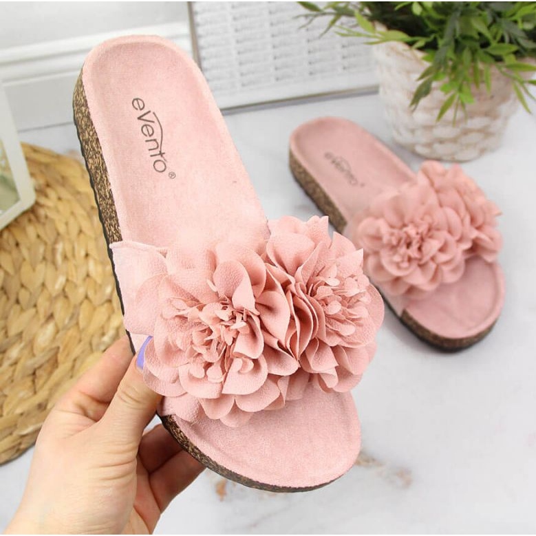 Papucs rózsaszín virágokkal az eVentoban 1 Papucs rózsaszín virágokkal az eVentoban 1