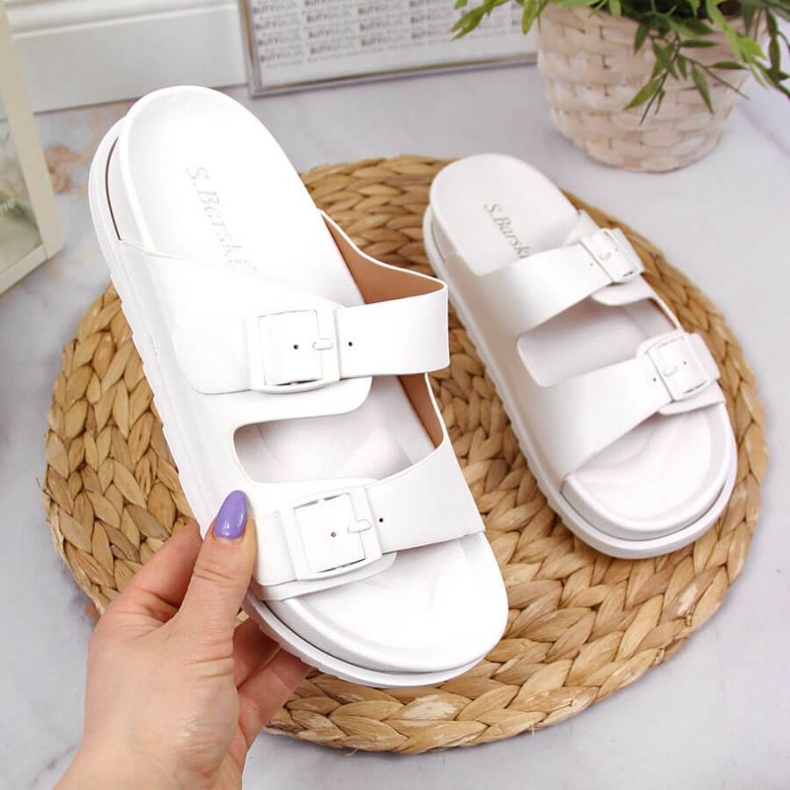 Fehér csatokkal ellátott gumipapucs S.Barskiban 1