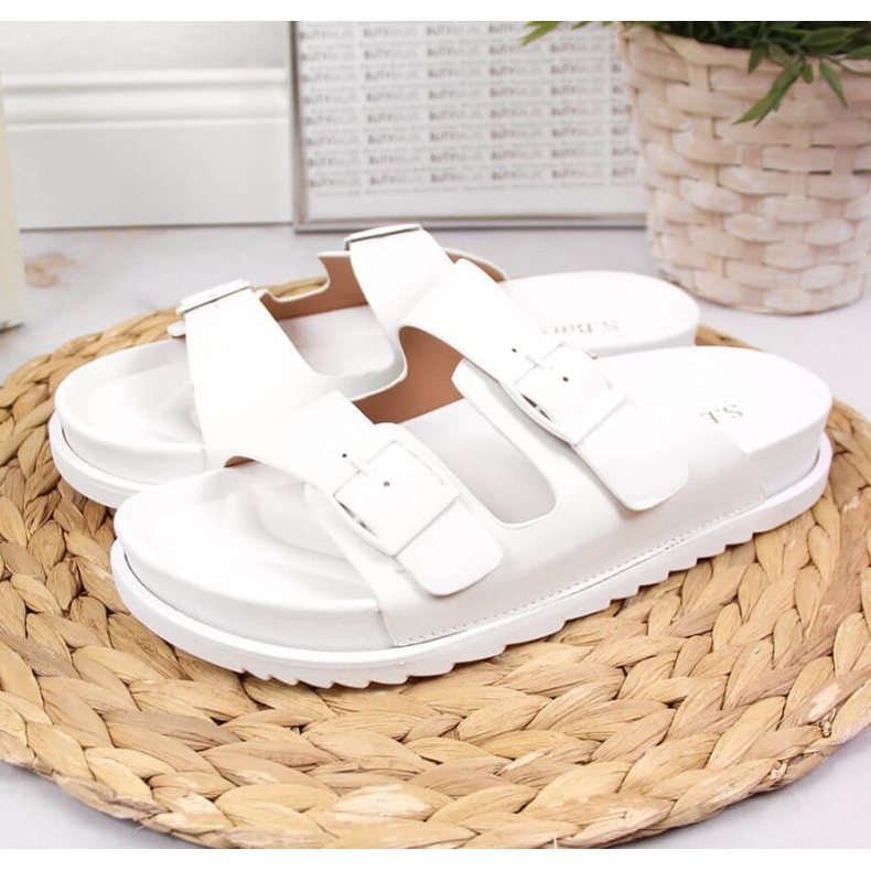 Fehér csatokkal ellátott gumipapucs S.Barskiban 2