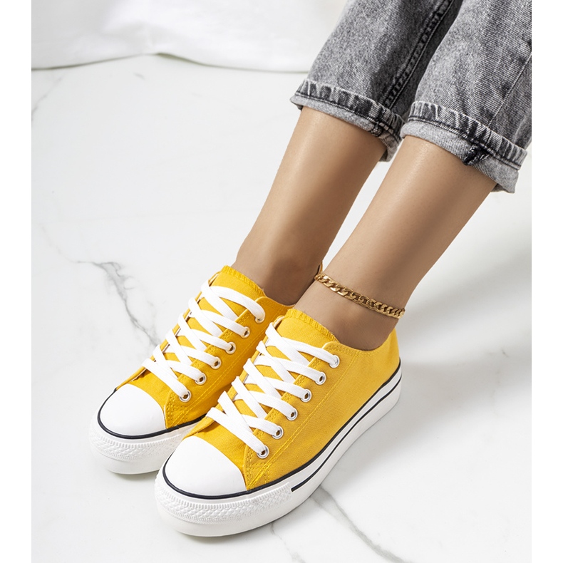 Sárga tornacipők a Wessel platformon 1