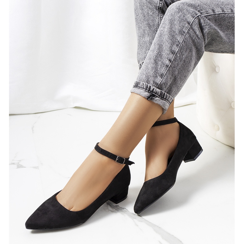 Fekete pumpák a Samira oszlopon 1