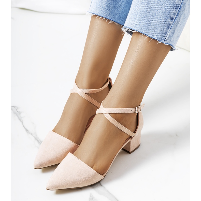 Bézs színű pumpák a Hyde-i poszton 1