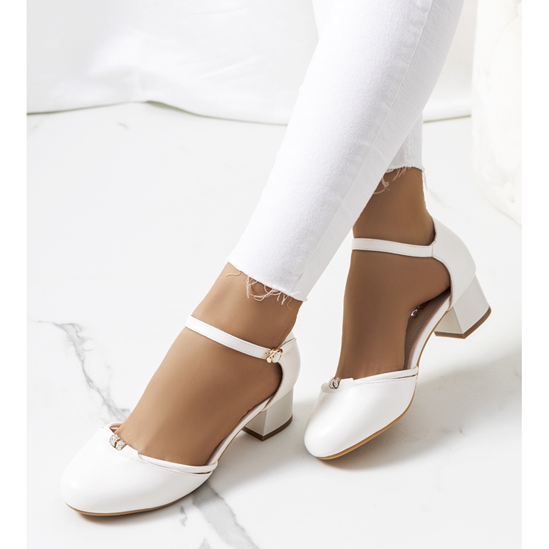 Fehér szivattyúk egy alacsony oszlopon Lyndentől 1