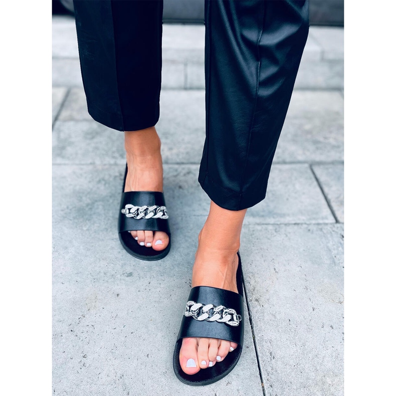 Tilia Fekete papucs lánccal 1