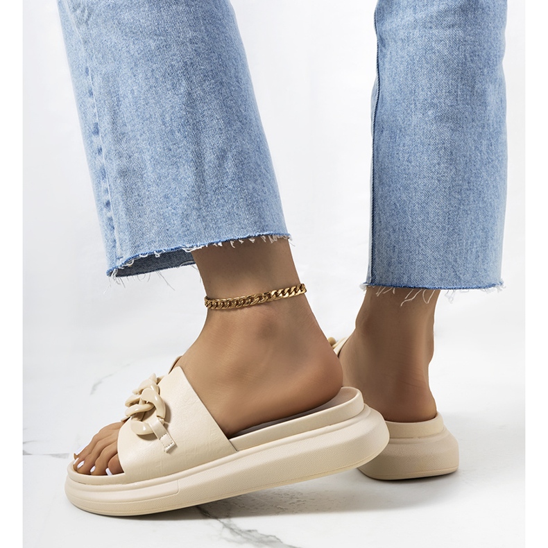 BM Bézs papucs Levy lánccal 1