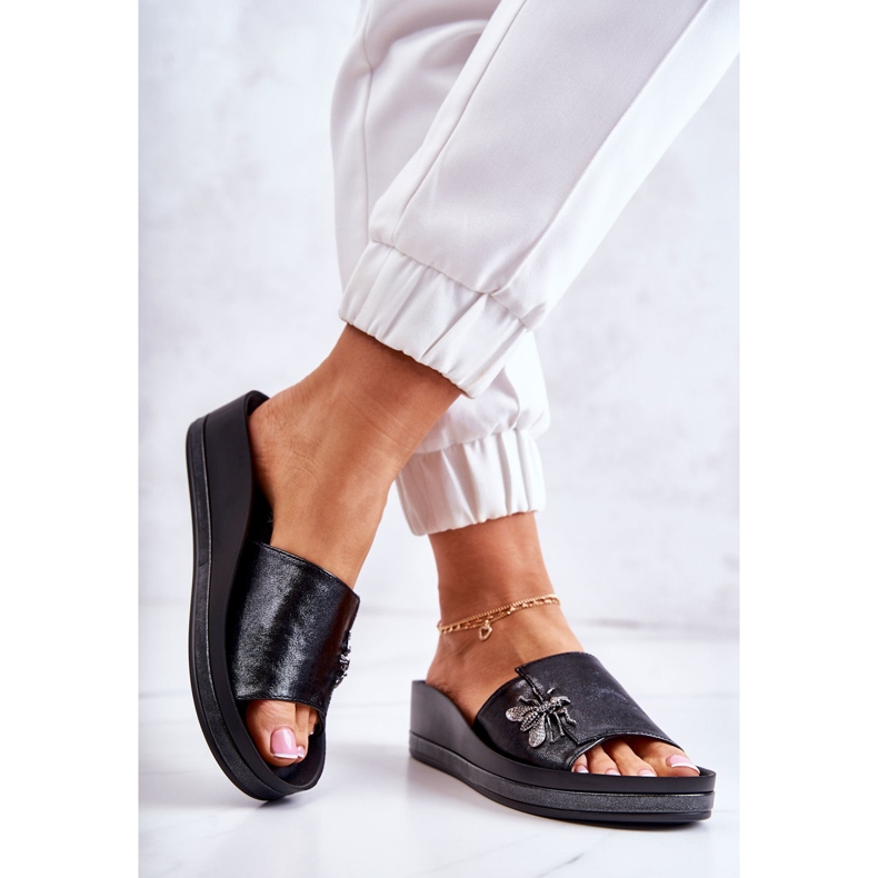 Vinceza Divatos női papucs fekete lyuk díszítéssel 2