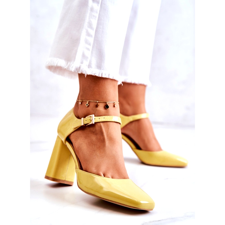 PG1 Divatos lakkozott szivattyúk egy sárga maoris bárban 1