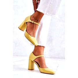 PG1 Divatos lakkozott szivattyúk egy sárga maoris bárban 2