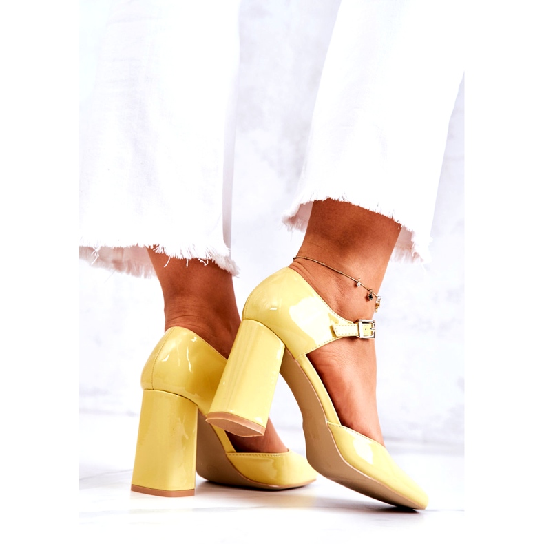 PG1 Divatos lakkozott szivattyúk egy sárga maoris bárban 3