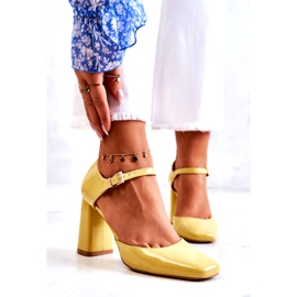 PG1 Divatos lakkozott szivattyúk egy sárga maoris bárban 4