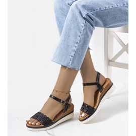 Fekete szandál dekoratív Kirk pánttal 1