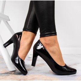 Fekete pumpák, Sergio Leone lakkozott oszlopa 1