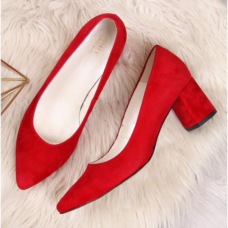 Pumpák egy piros Juma velúr oszlopon 2