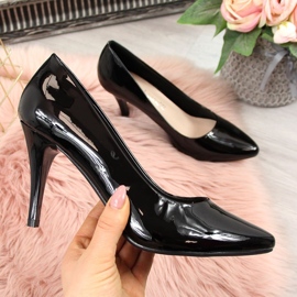 Szivattyúk egy fekete lakkozott Sergio Leone tűsarkún 1