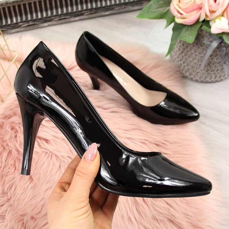 Szivattyúk egy fekete lakkozott Sergio Leone tűsarkún 1