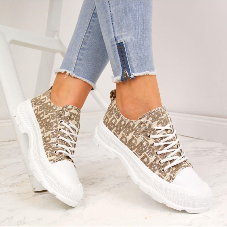 Női bézs színű tornacipő az emelvényen Sabatina felirattal 1