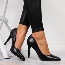 Pumpák egy magas sarkú fekete Seastar-on 1