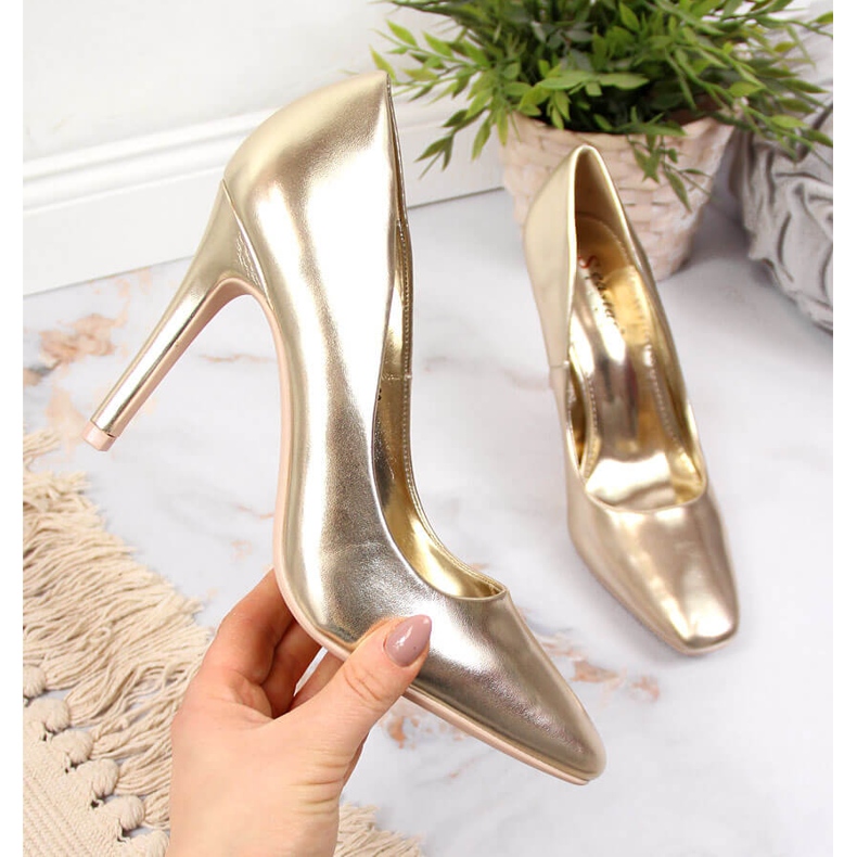 Pumpák egy arany Seastar sarkon aranysárga 2