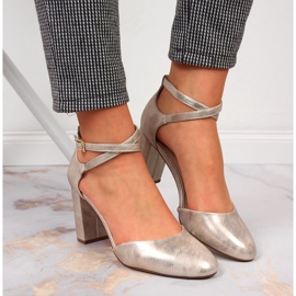 Női szandál az aranyoszlopon, Sergio Leone aranysárga 1