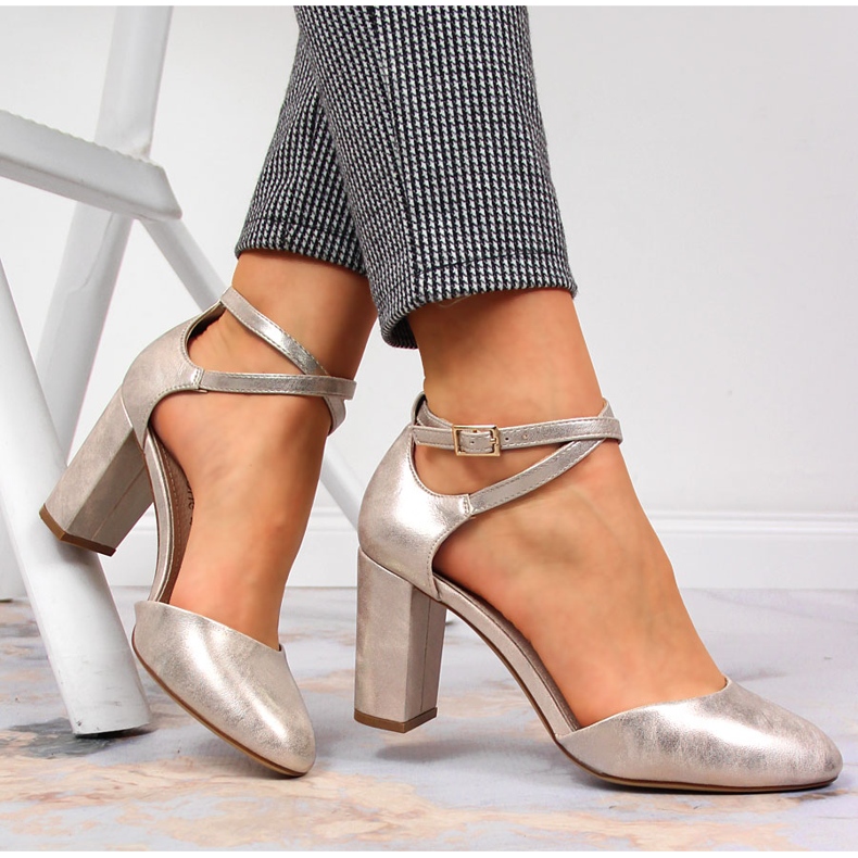 Női szandál az aranyoszlopon, Sergio Leone aranysárga 2