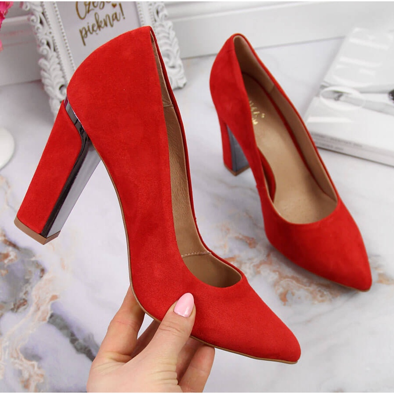 Bőr velúr pumpák egy piros Juma oszlopon 1