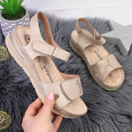 Kényelmes női szandál bézs ék eVento 1