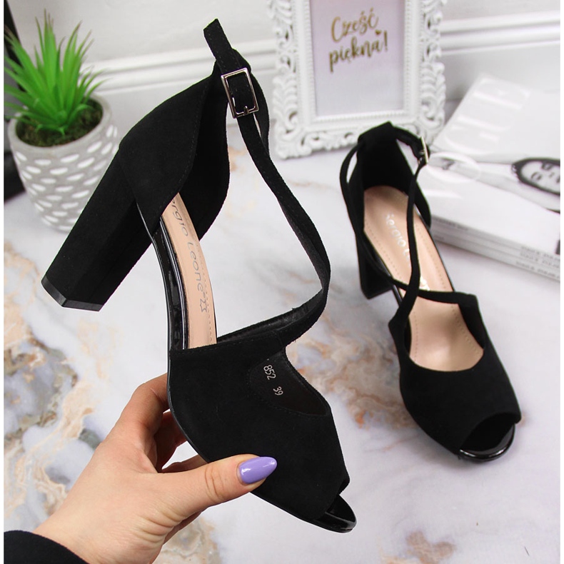 Női szandál a fekete oszlopon, Sergio Leone 2