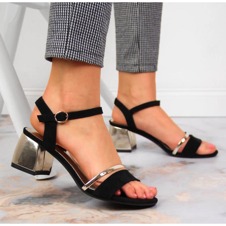 Fekete és arany szandál a poszton, Sergio Leone aranysárga 2