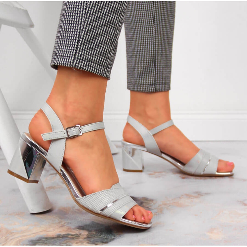 Női szandál az ezüst oszlopon, Sergio Leone 2