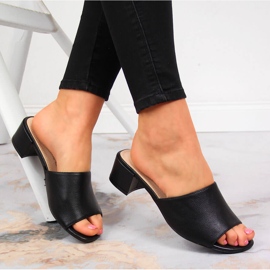 Fekete női papucs Sergio Leone tömbjén 1