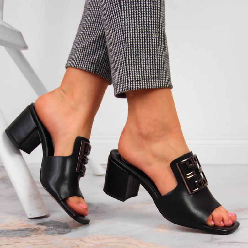 Női bőr papucs a fekete Filippo oszlopon 2