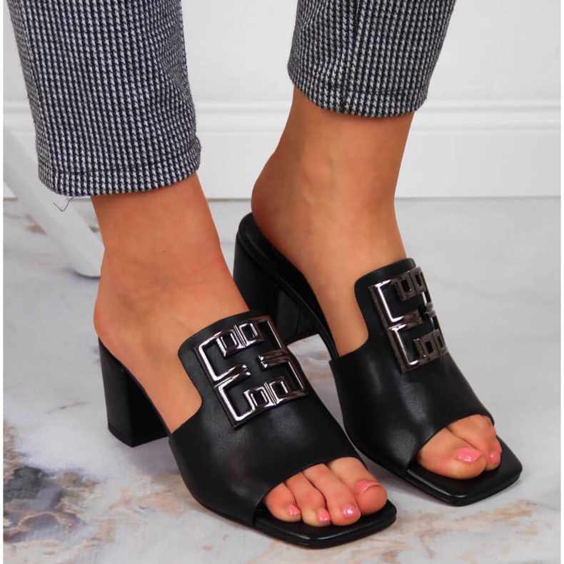 Női bőr papucs a fekete Filippo oszlopon 1