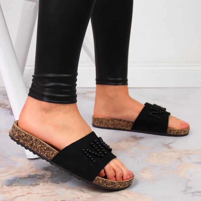 Női fekete gyöngyös papucs eVento 2