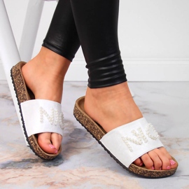 Női fehér papucs gyöngyökkel eVento 1