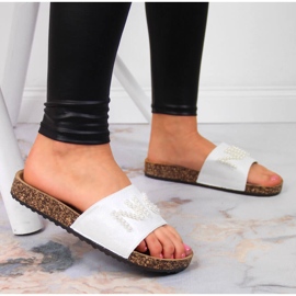 Női fehér papucs gyöngyökkel eVento 2 Női fehér papucs gyöngyökkel eVento 2