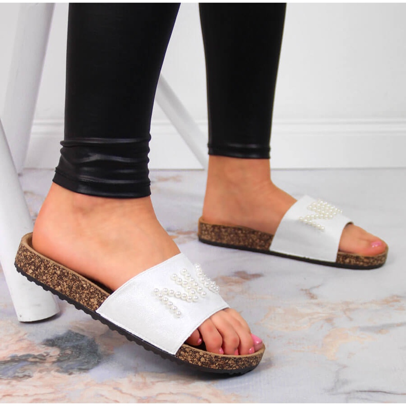 Női fehér papucs gyöngyökkel eVento 2 Női fehér papucs gyöngyökkel eVento 2