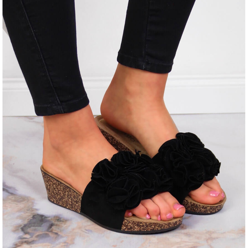 Női fekete ékpapucs virágokkal eVento 2